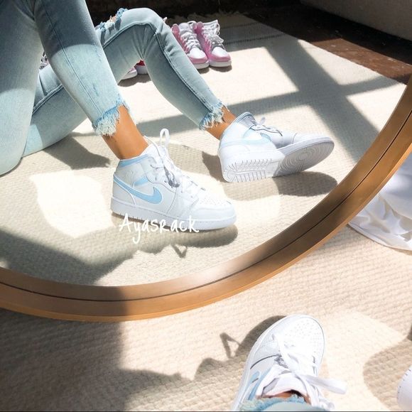 Custom painted air jordan mid - Picture 4 of 5